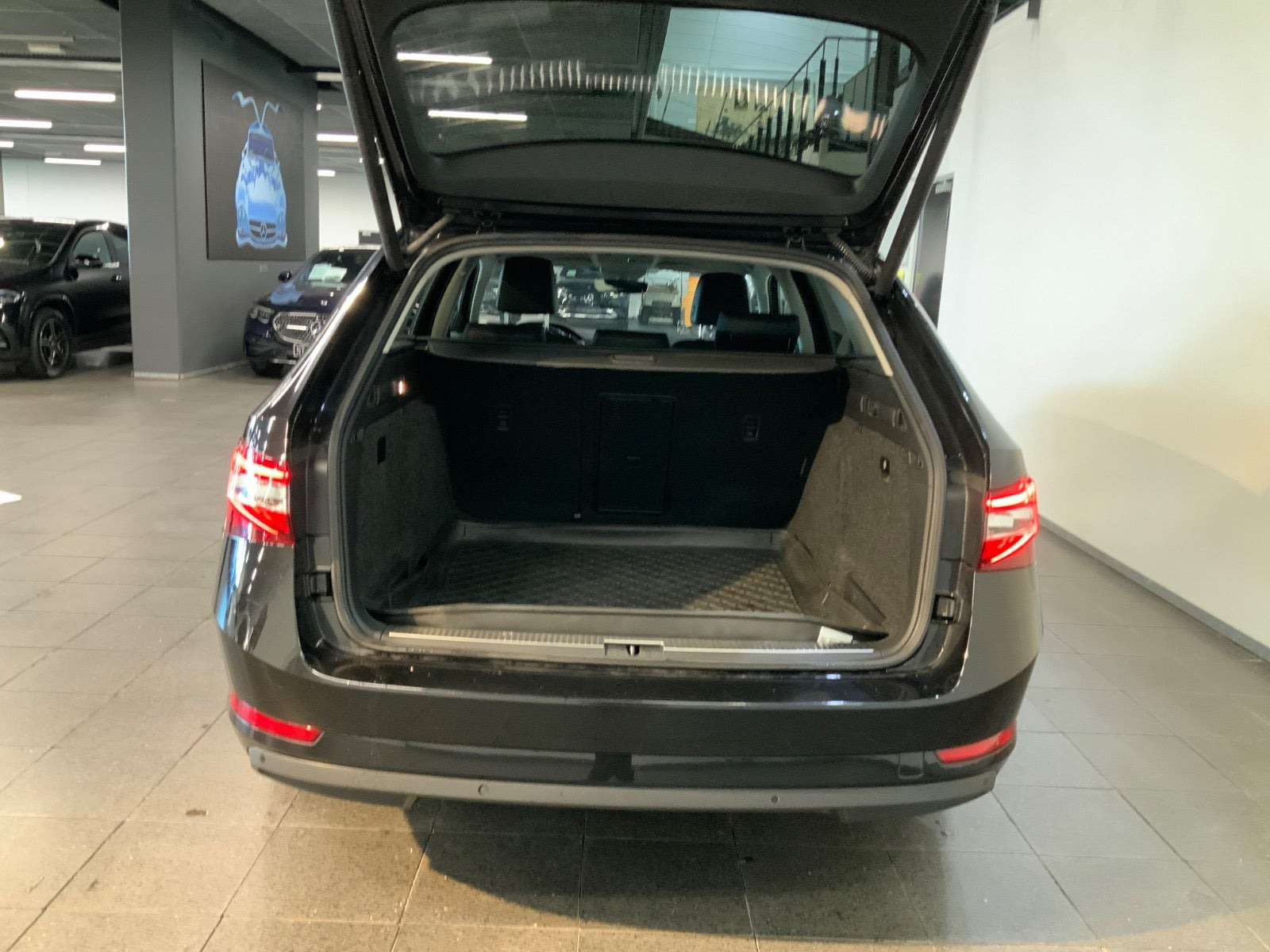 Sort Skoda Superb fra 2019