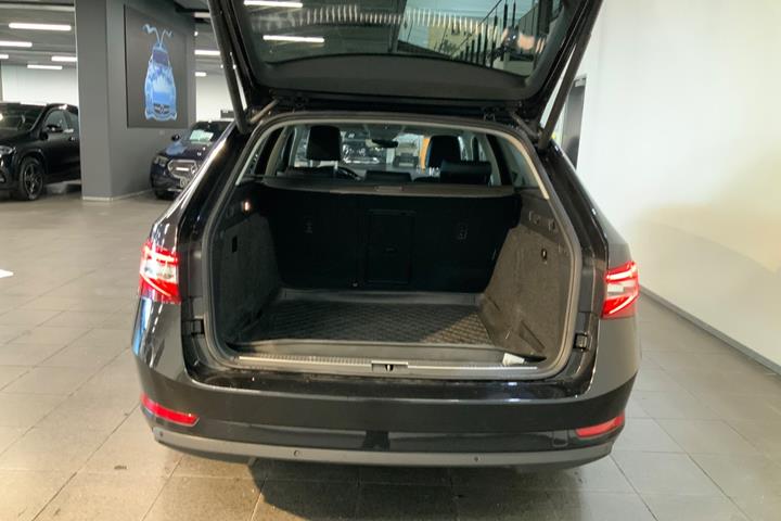 Sort Skoda Superb fra 2019