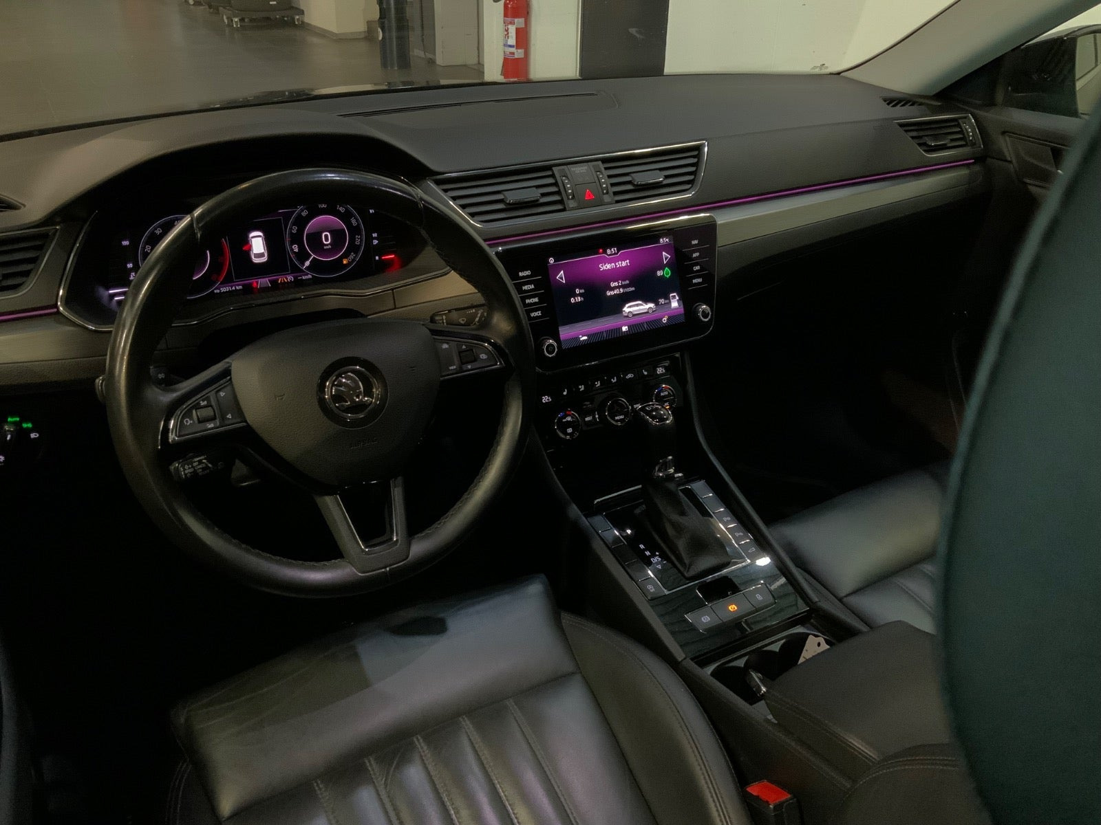 Sort Skoda Superb fra 2019