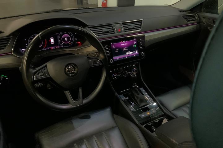Sort Skoda Superb fra 2019