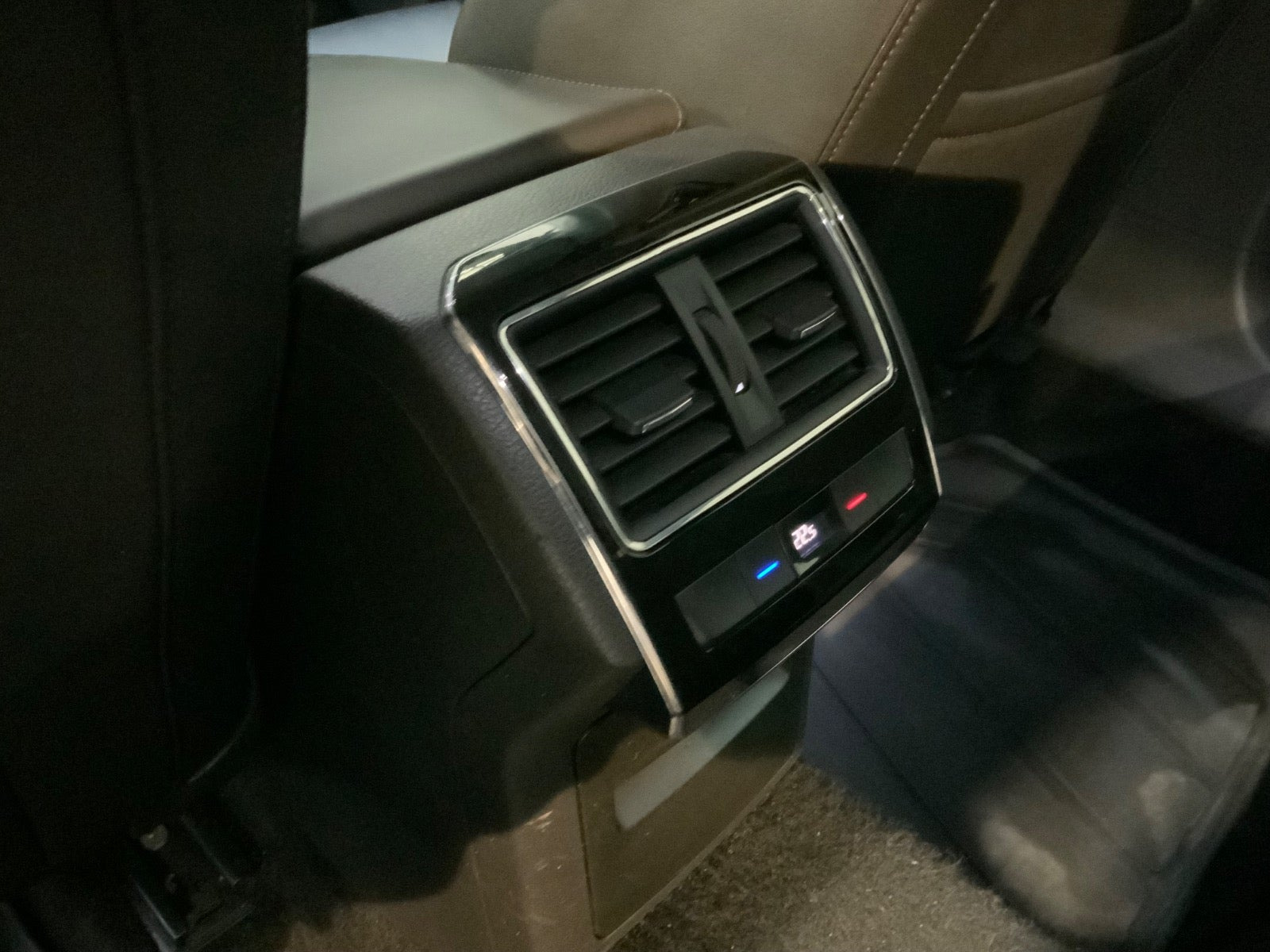 Sort Skoda Superb fra 2019