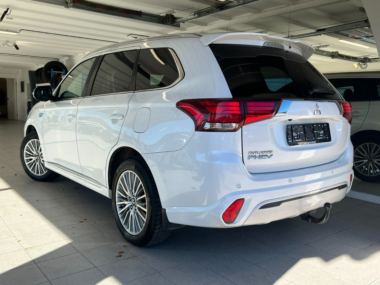 Hvid Mitsubishi Outlander fra 2020