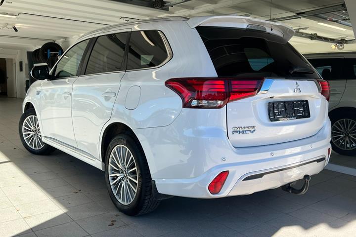 Hvid Mitsubishi Outlander fra 2020
