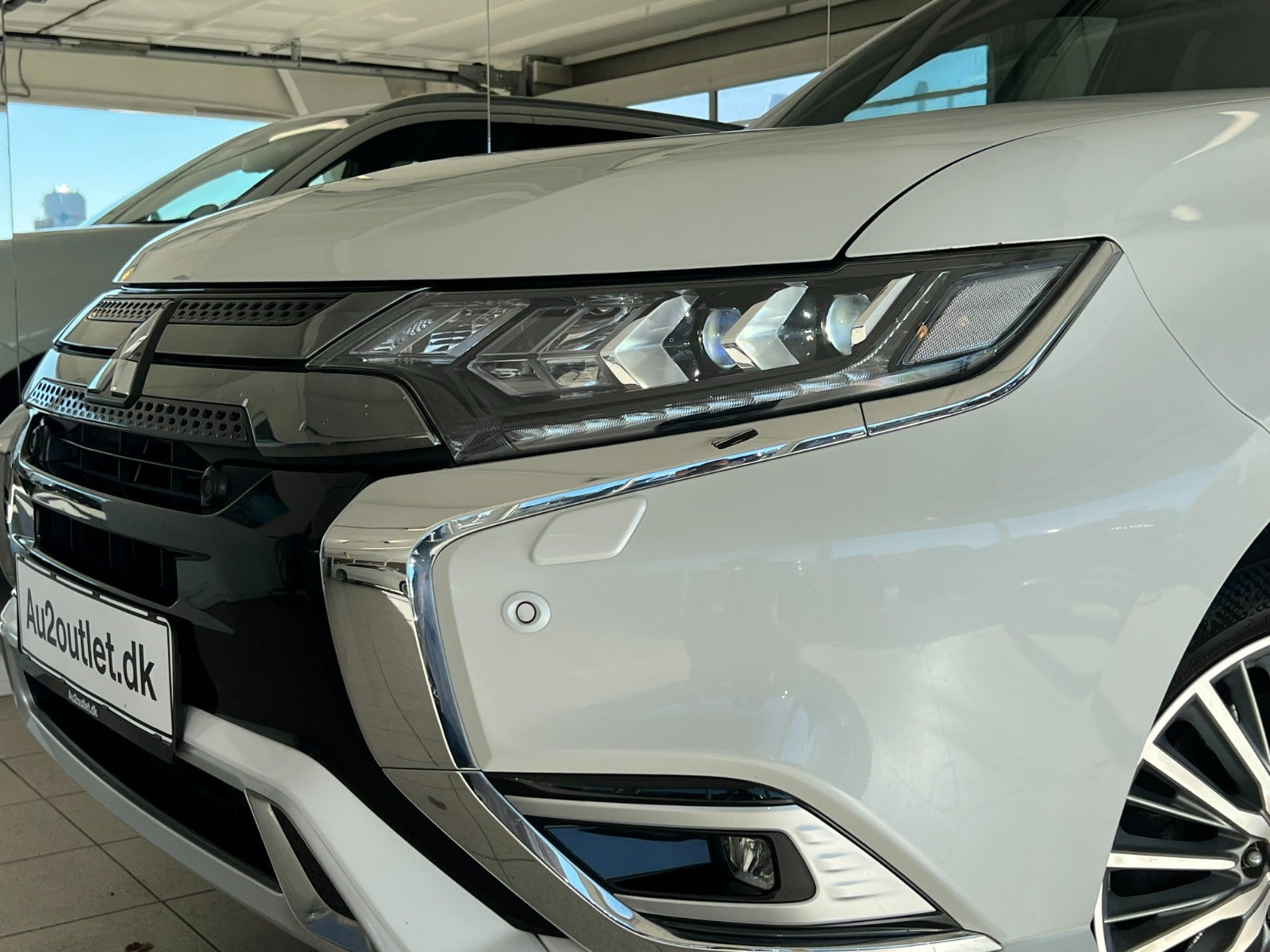 Hvid Mitsubishi Outlander fra 2020