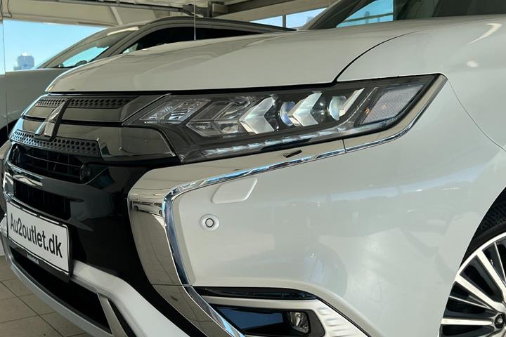 Hvid Mitsubishi Outlander fra 2020
