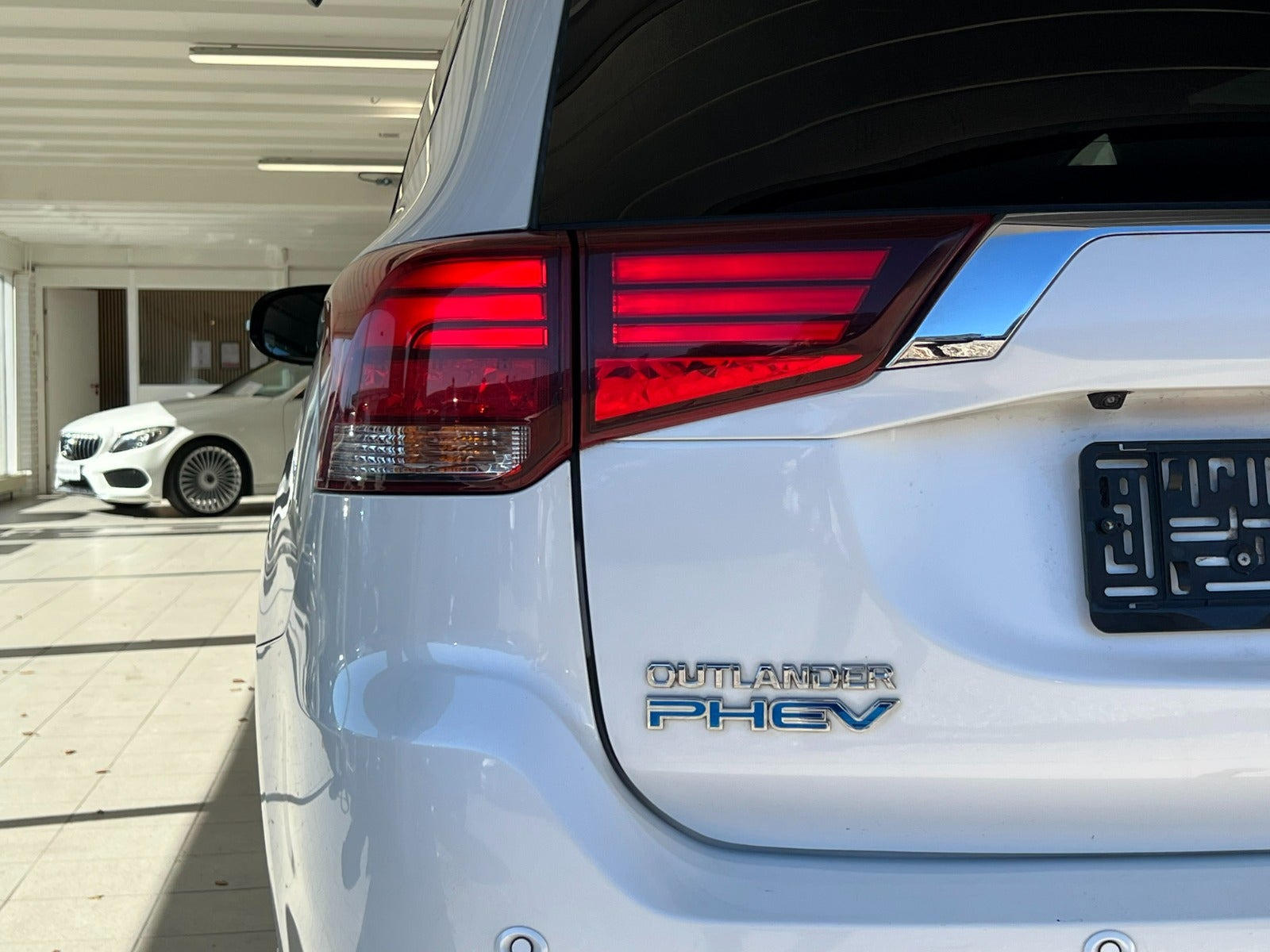 Hvid Mitsubishi Outlander fra 2020