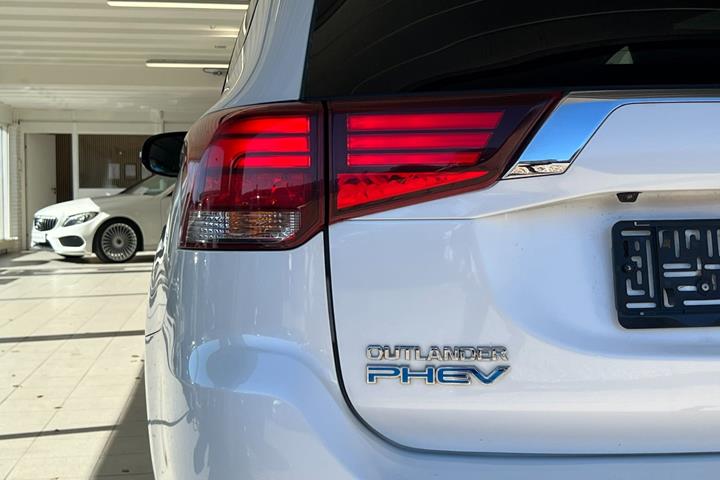 Hvid Mitsubishi Outlander fra 2020