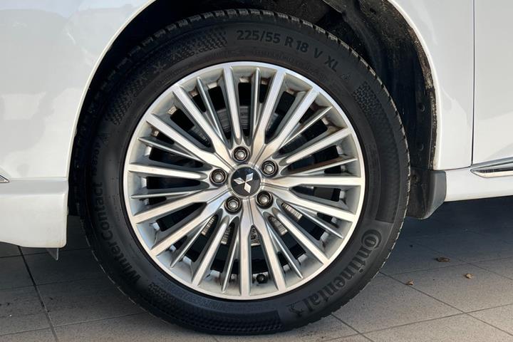 Hvid Mitsubishi Outlander fra 2020