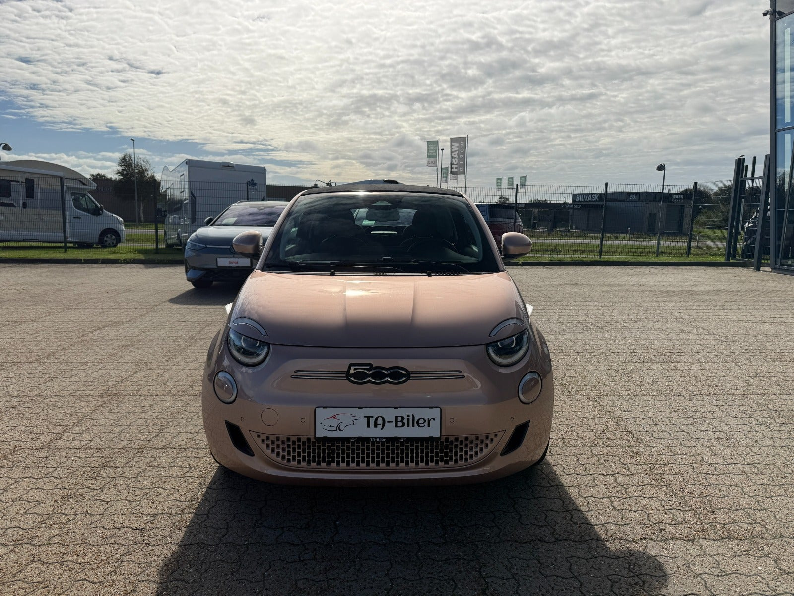Grå Fiat 500e fra 2020