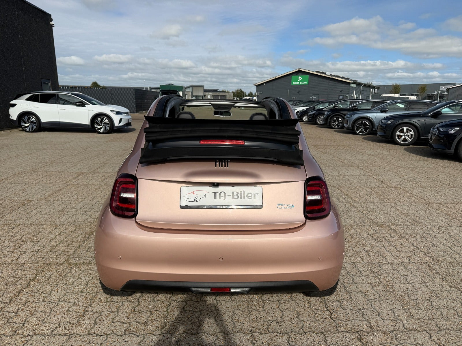 Grå Fiat 500e fra 2020