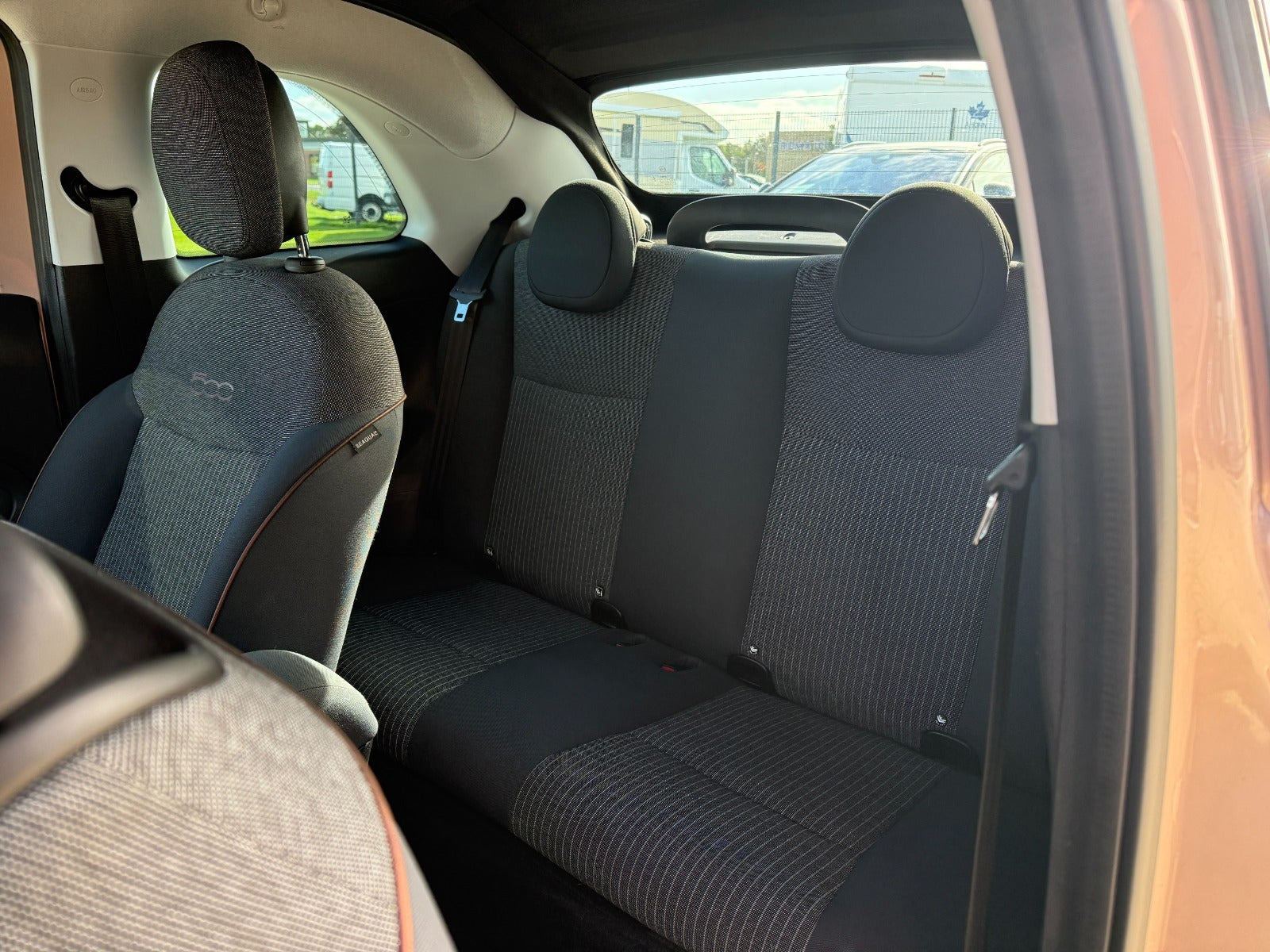 Grå Fiat 500e fra 2020