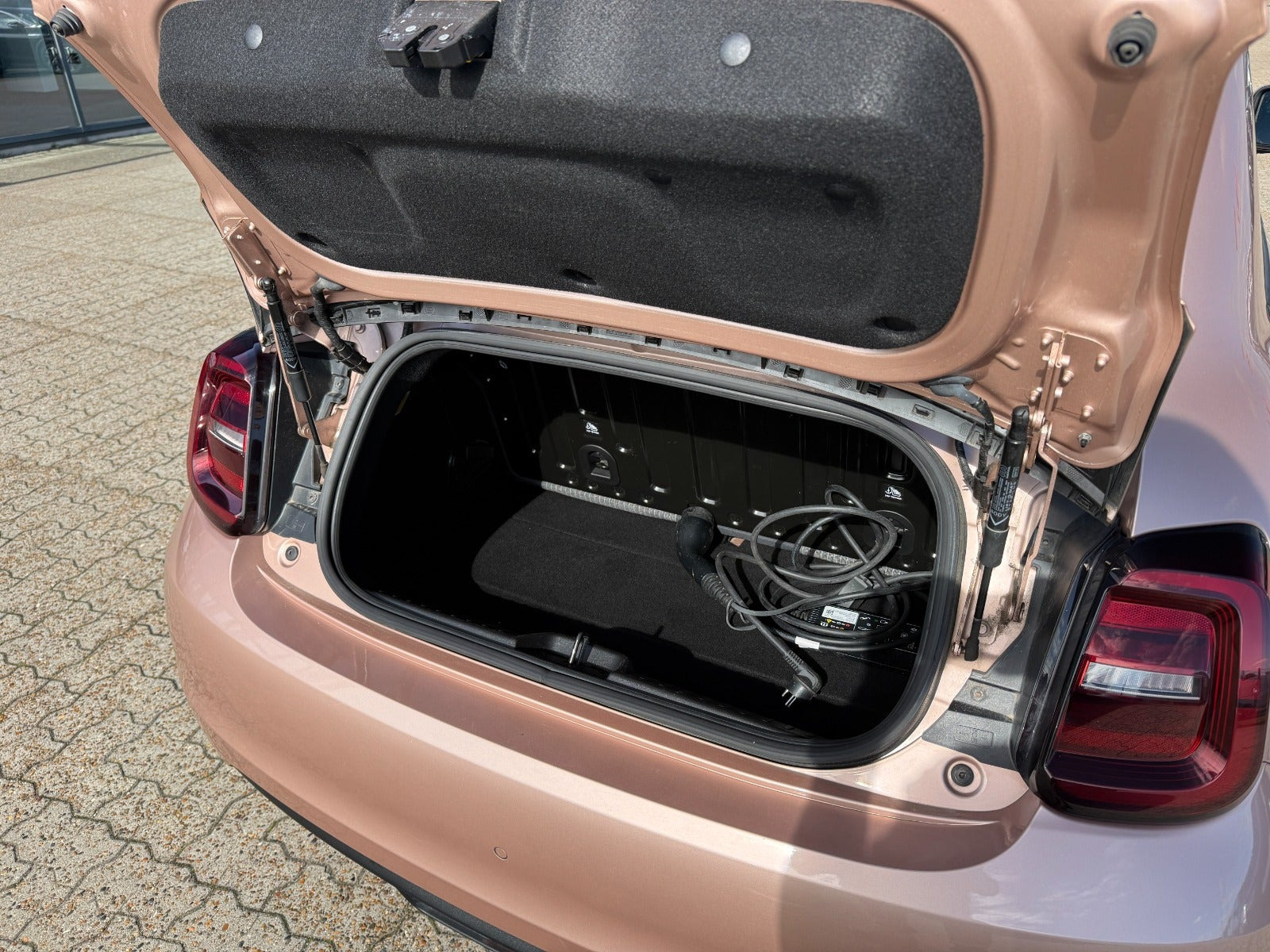 Grå Fiat 500e fra 2020