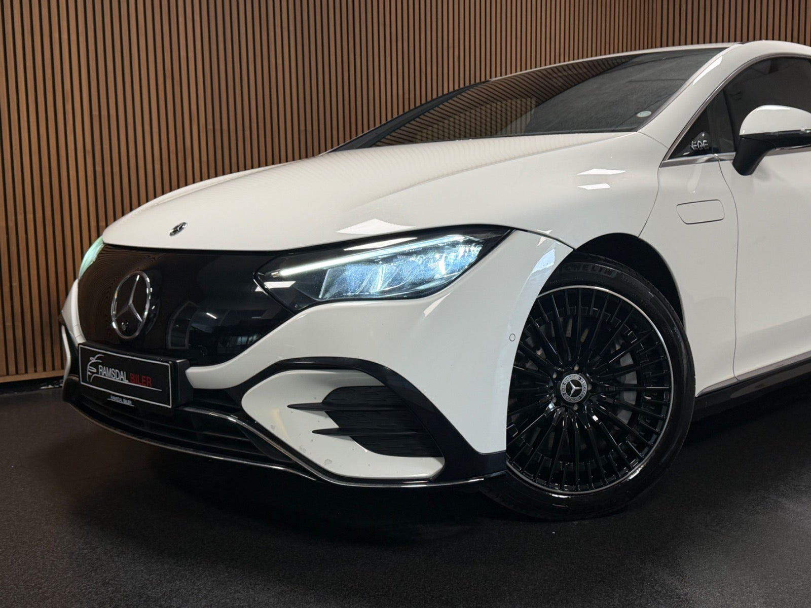 Hvid Mercedes EQE350+ fra 2022