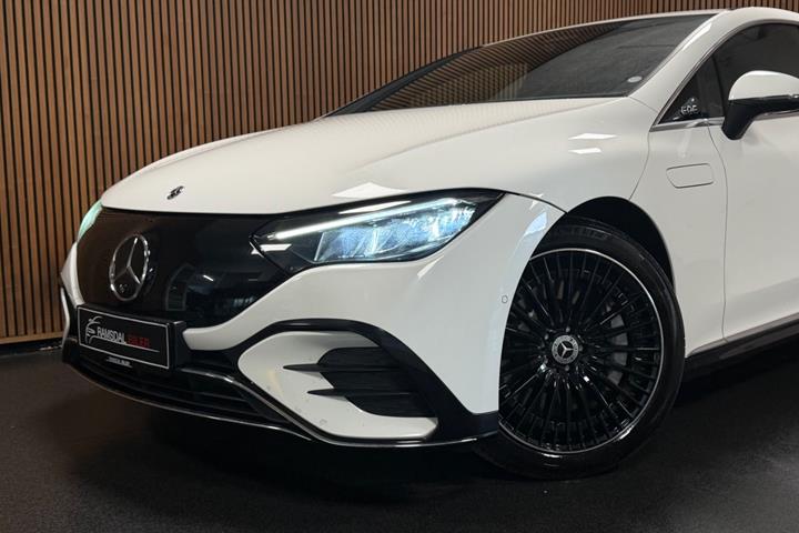Hvid Mercedes EQE350+ fra 2022