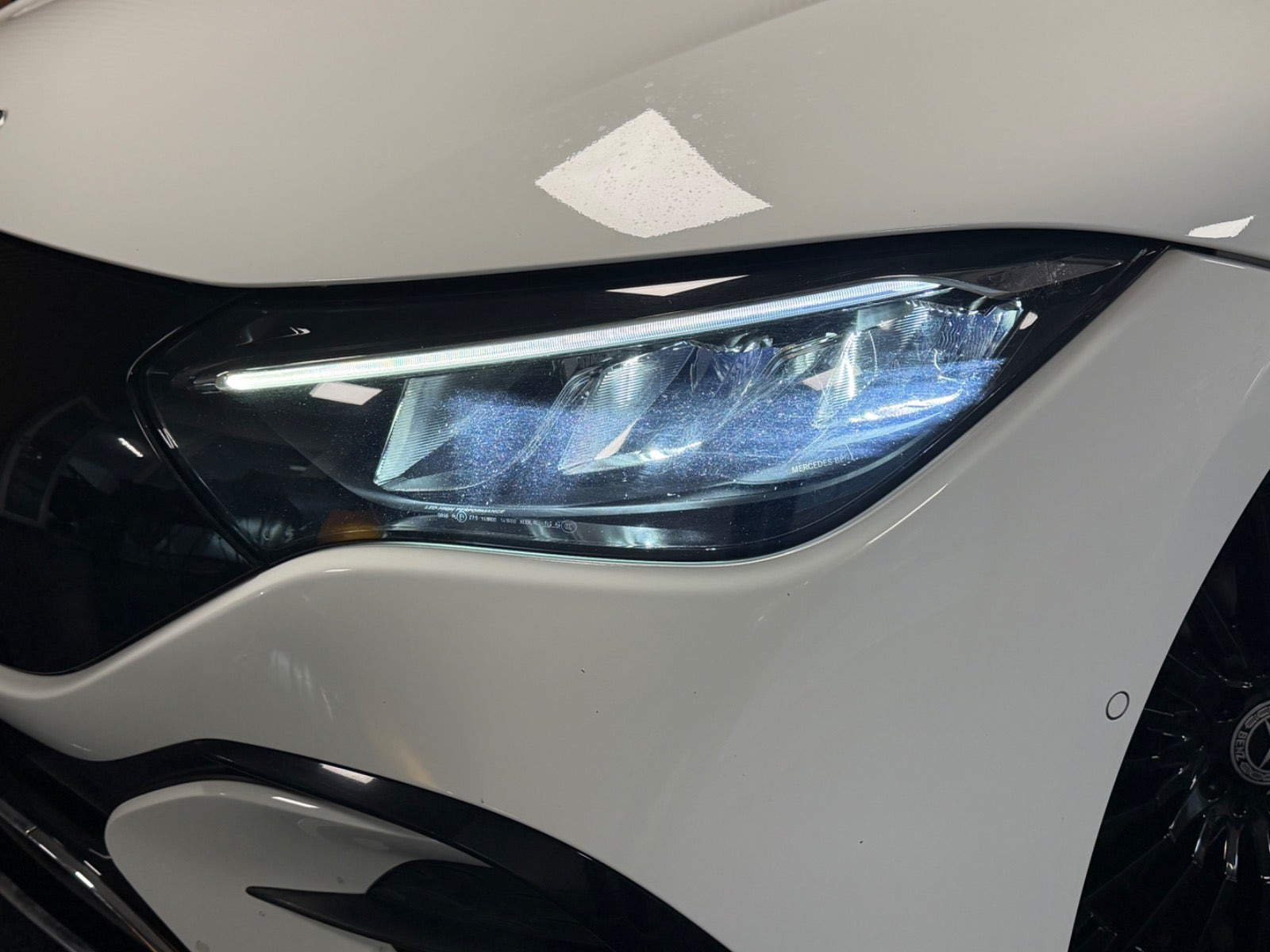 Hvid Mercedes EQE350+ fra 2022