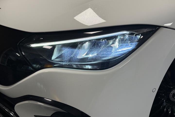 Hvid Mercedes EQE350+ fra 2022