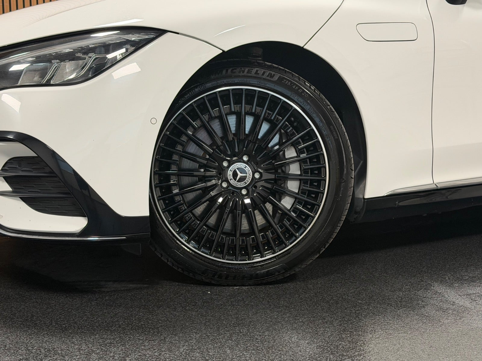 Hvid Mercedes EQE350+ fra 2022