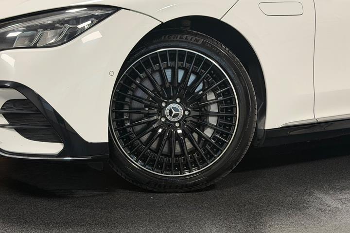 Hvid Mercedes EQE350+ fra 2022