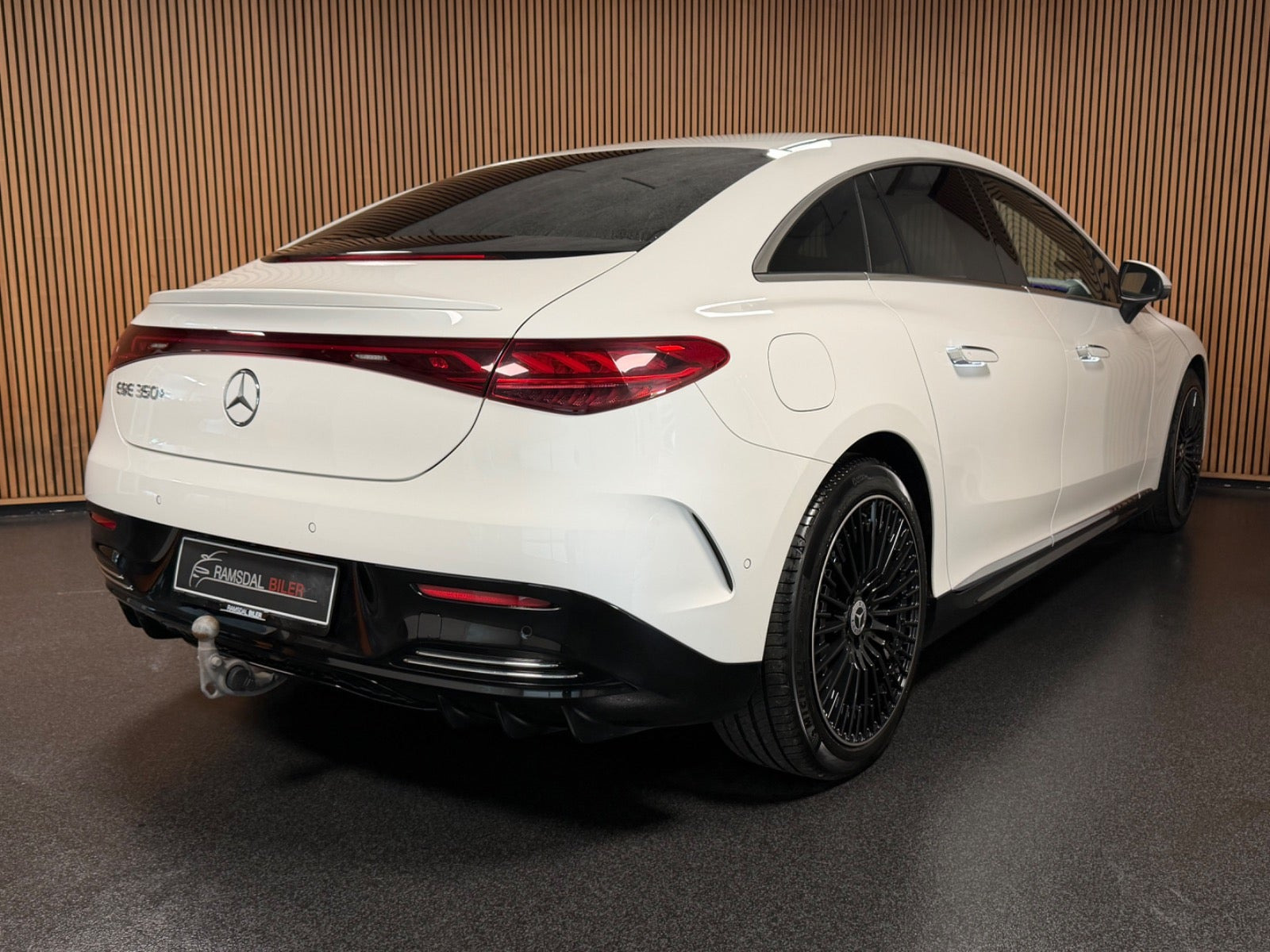 Hvid Mercedes EQE350+ fra 2022