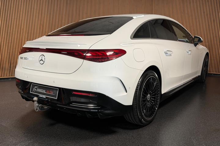 Hvid Mercedes EQE350+ fra 2022