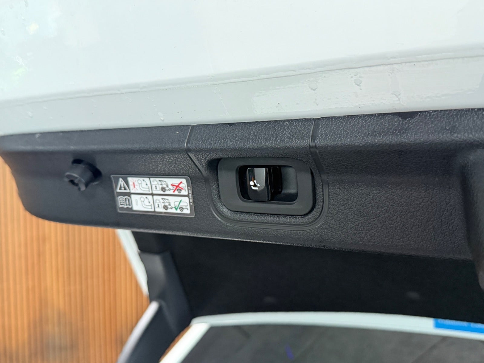 Hvid Mercedes EQE350+ fra 2022