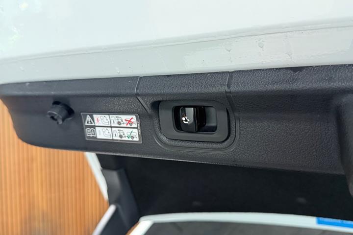 Hvid Mercedes EQE350+ fra 2022