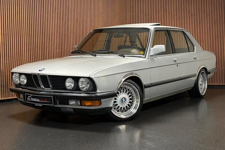 Grå BMW 520i fra 1985