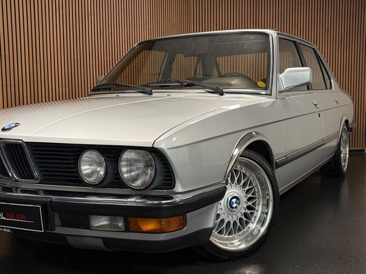 Grå BMW 520i fra 1985