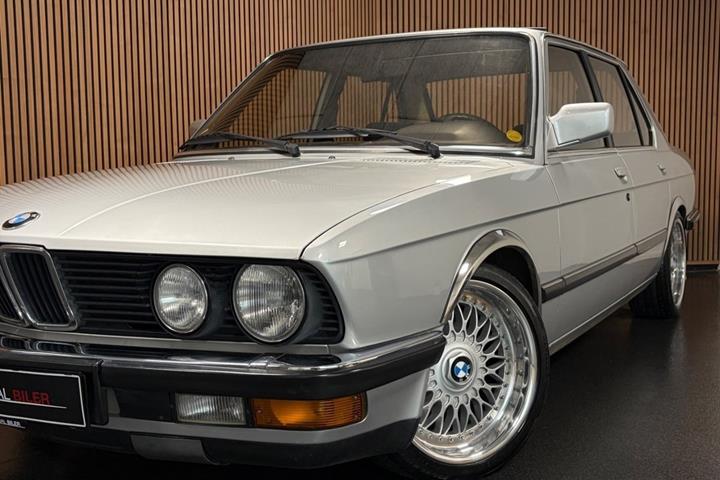 Grå BMW 520i fra 1985