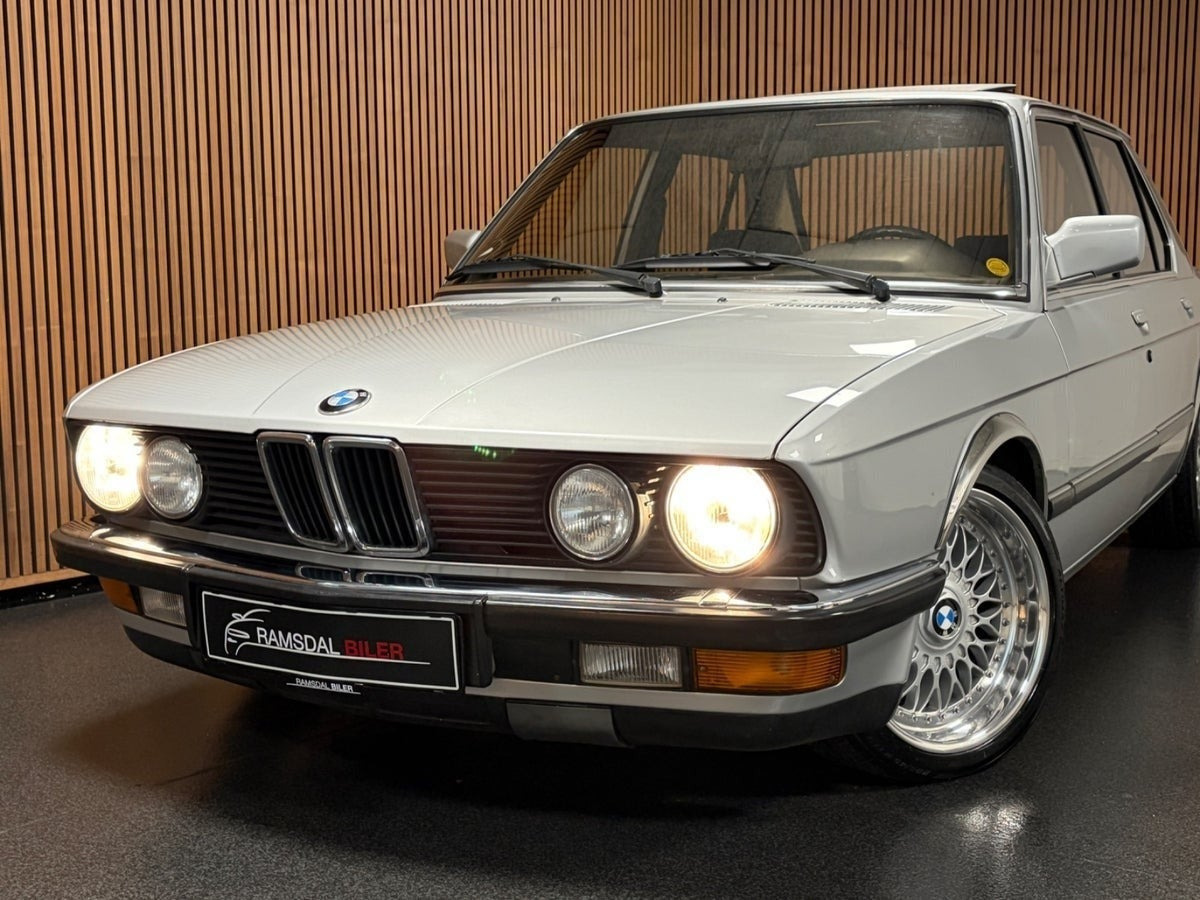 Grå BMW 520i fra 1985