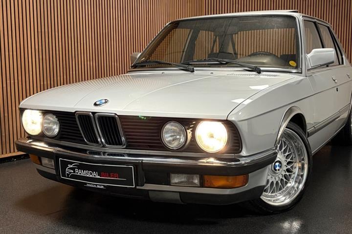 Grå BMW 520i fra 1985