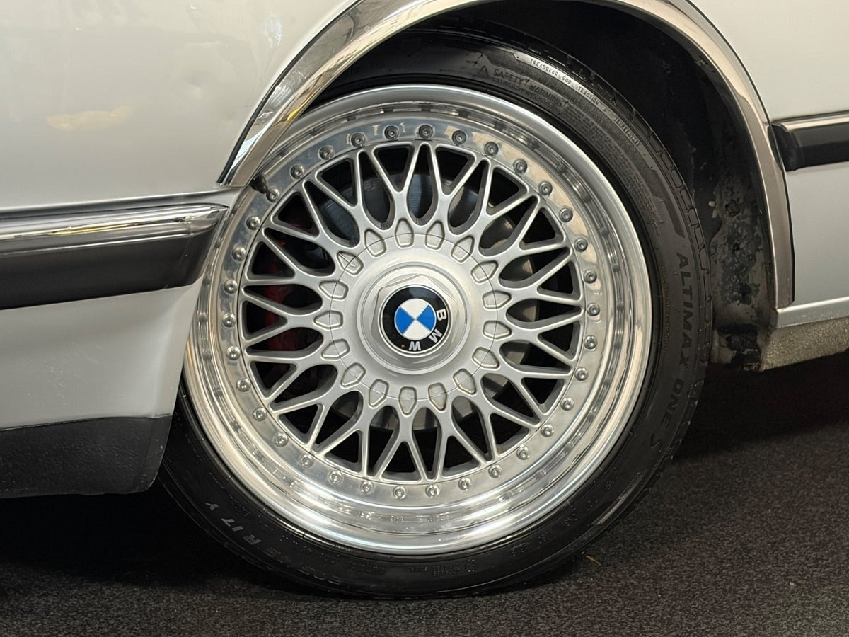 Grå BMW 520i fra 1985