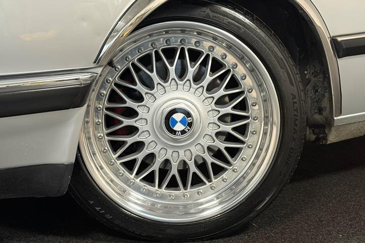 Grå BMW 520i fra 1985