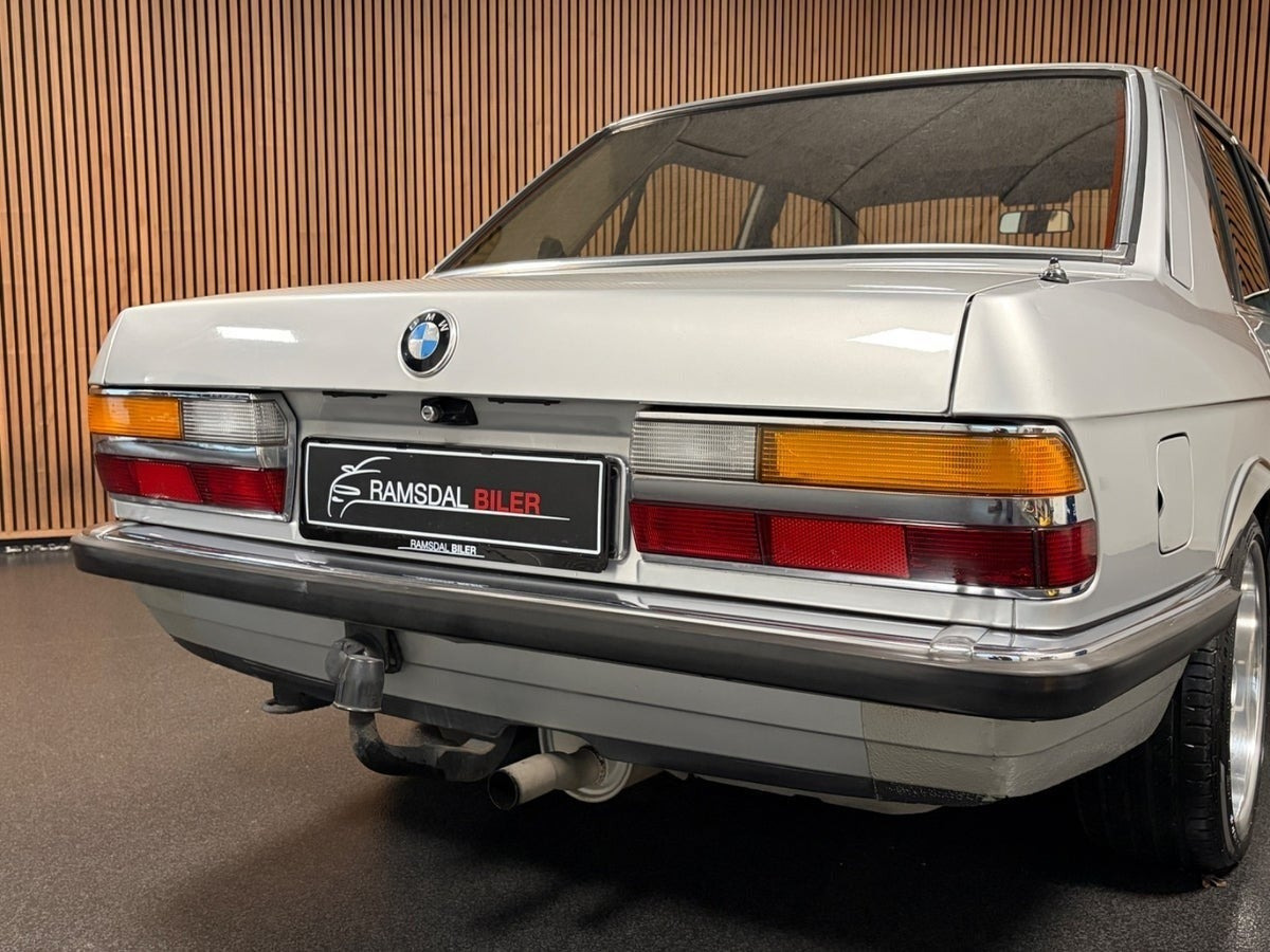 Grå BMW 520i fra 1985