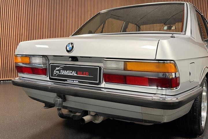 Grå BMW 520i fra 1985
