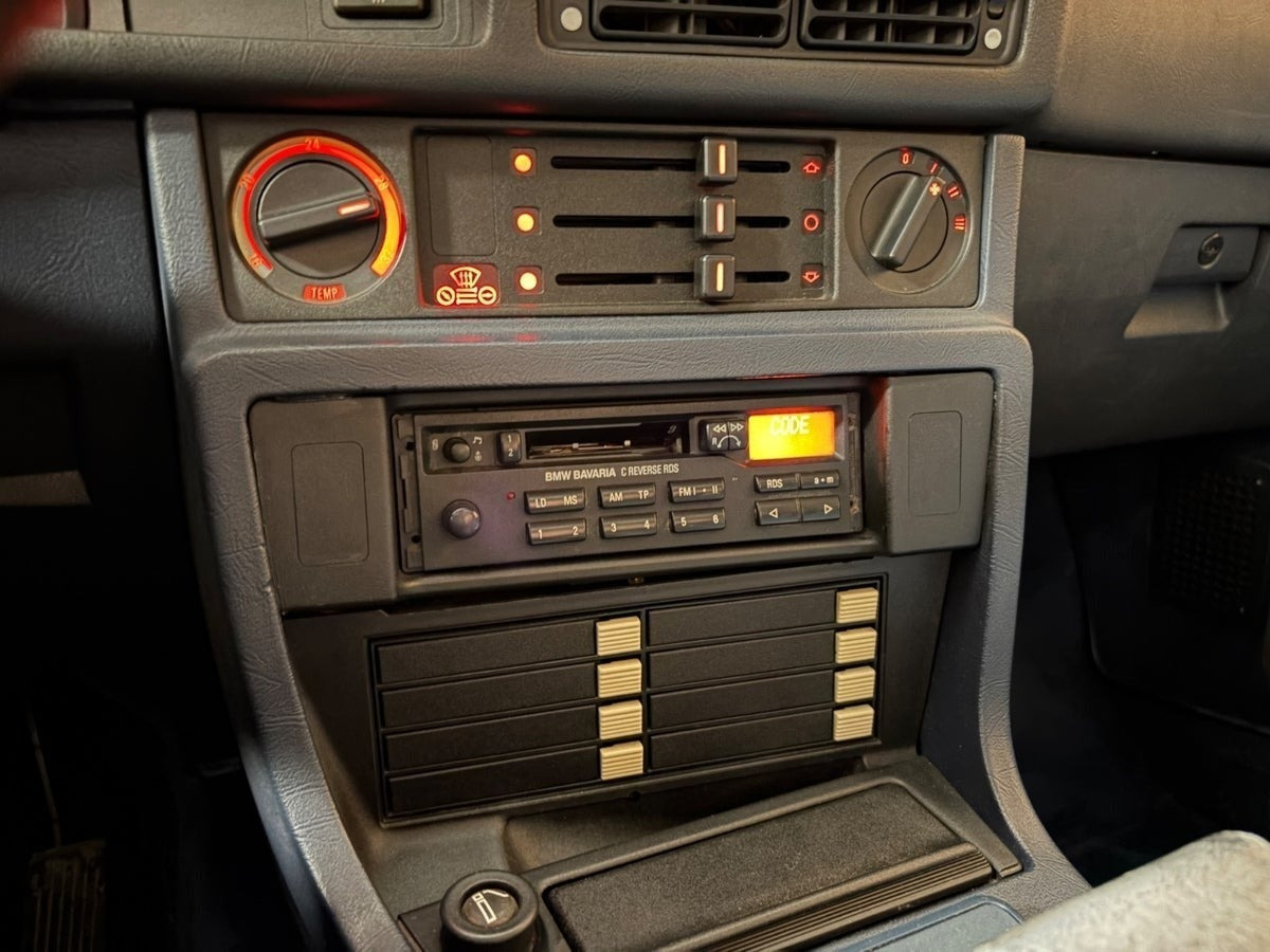 Grå BMW 520i fra 1985