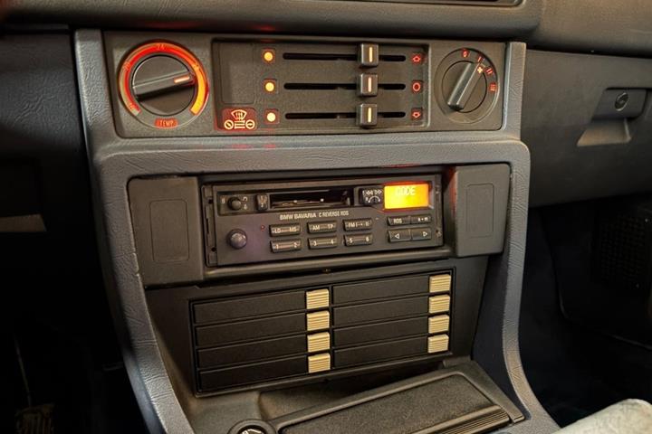 Grå BMW 520i fra 1985