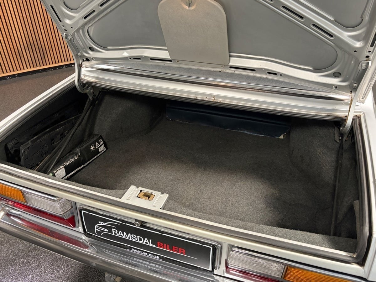 Grå BMW 520i fra 1985