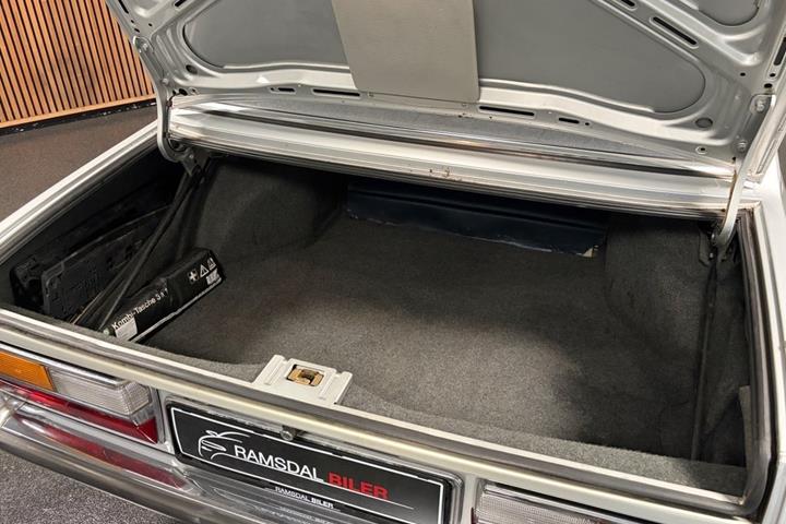 Grå BMW 520i fra 1985