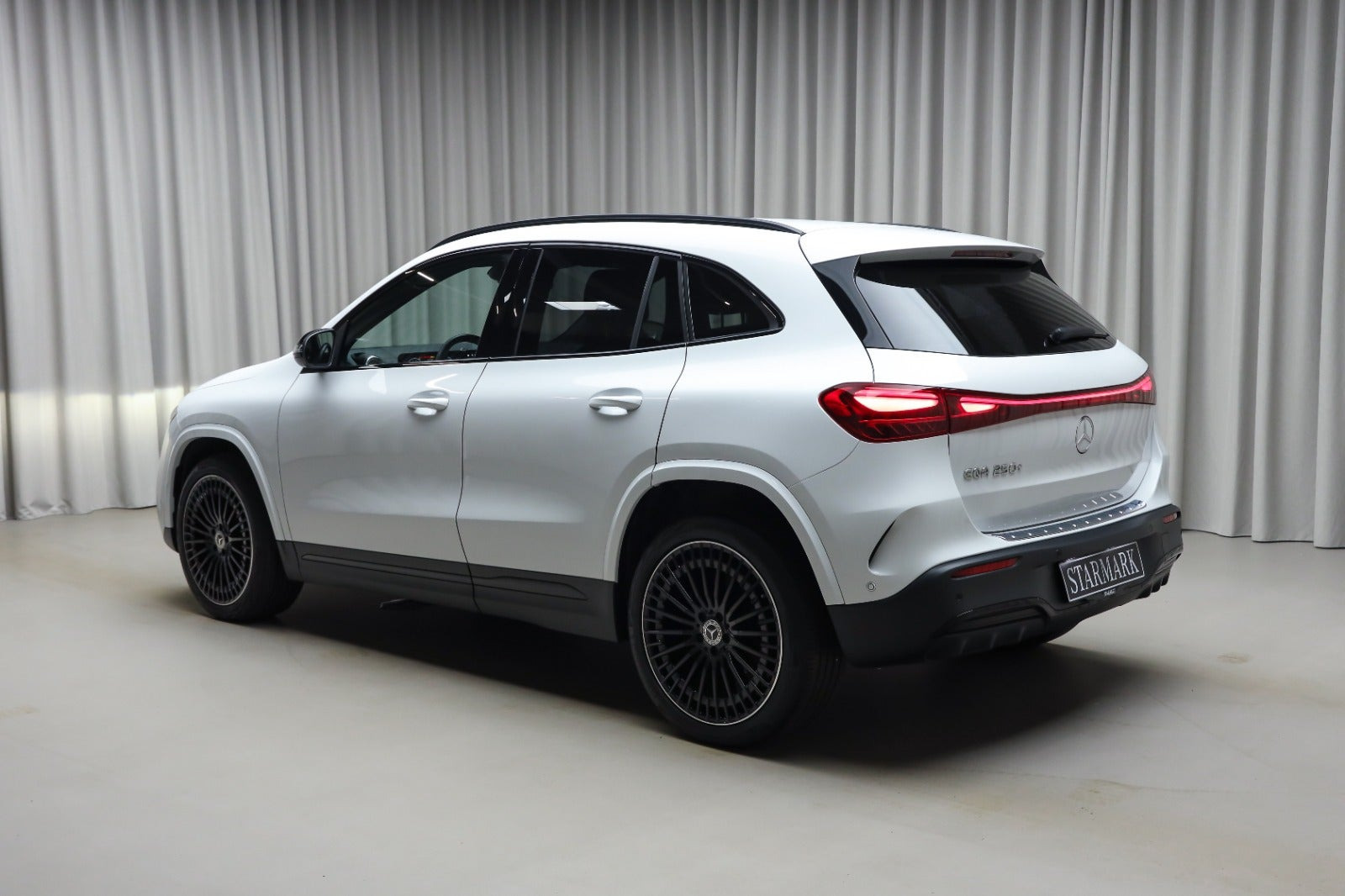 Hvid Mercedes EQA250+ fra 2024