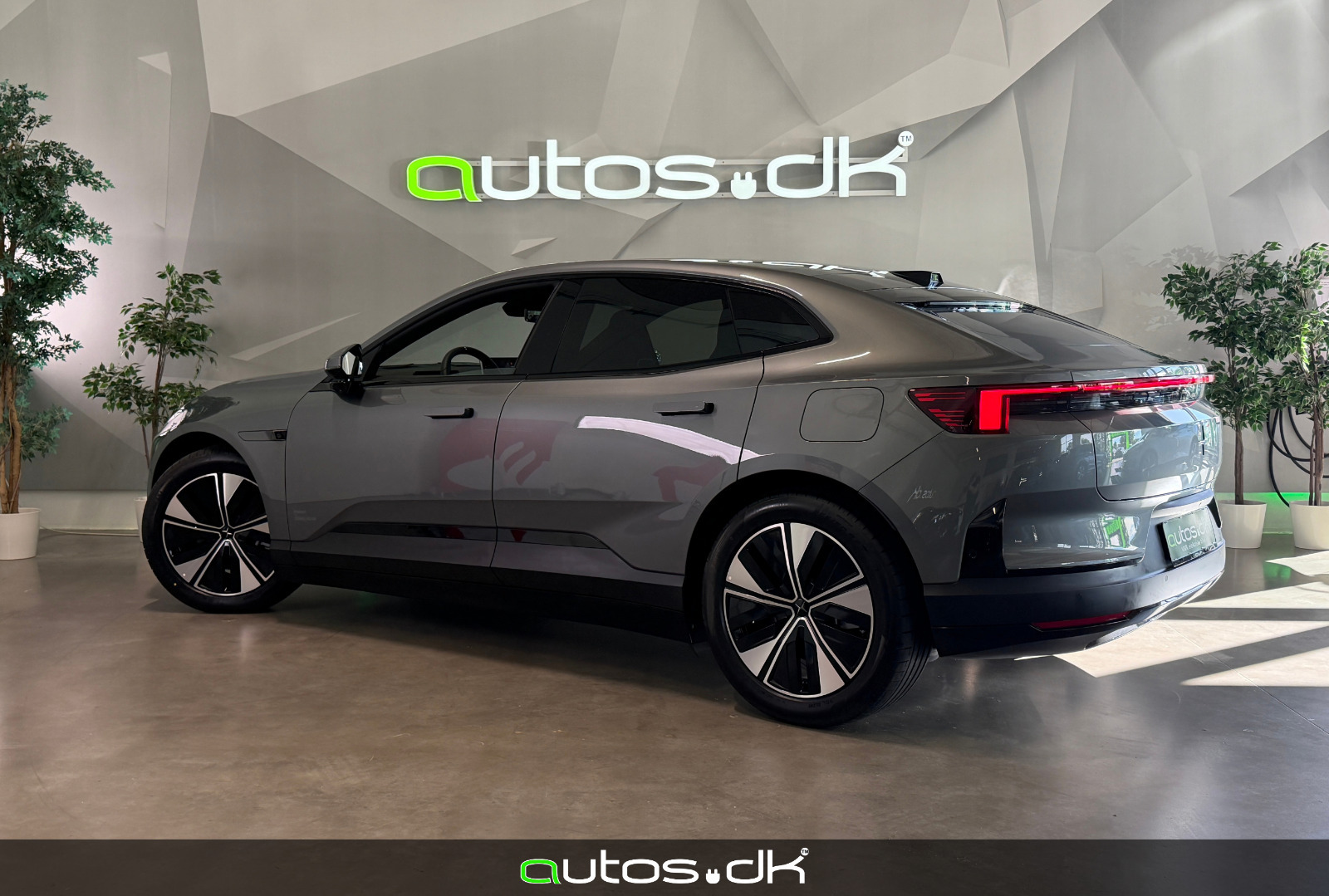 Grå Polestar 4 fra 2026