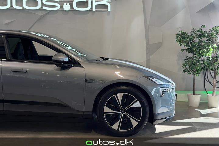 Grå Polestar 4 fra 2026