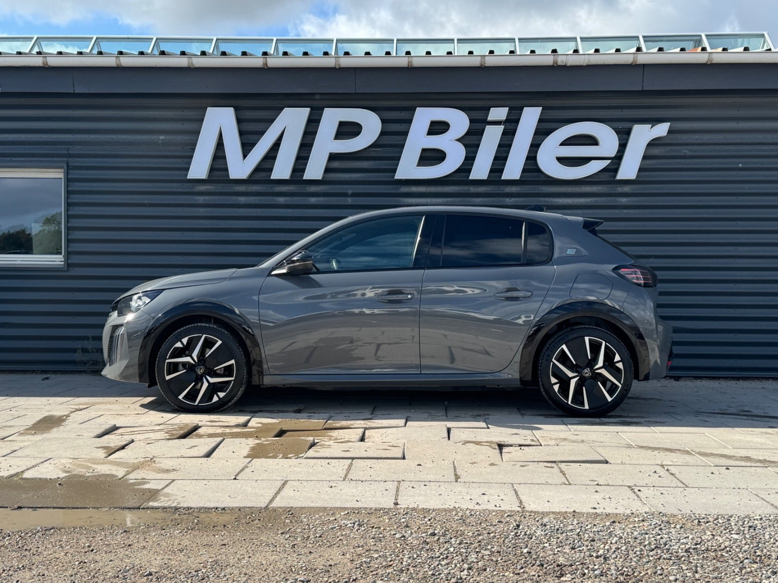 Grå Peugeot e-208 fra 2024