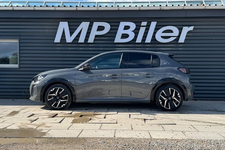 Grå Peugeot e-208 fra 2024