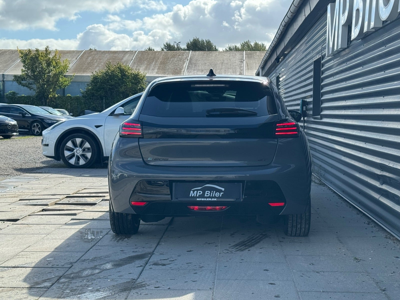 Grå Peugeot e-208 fra 2024