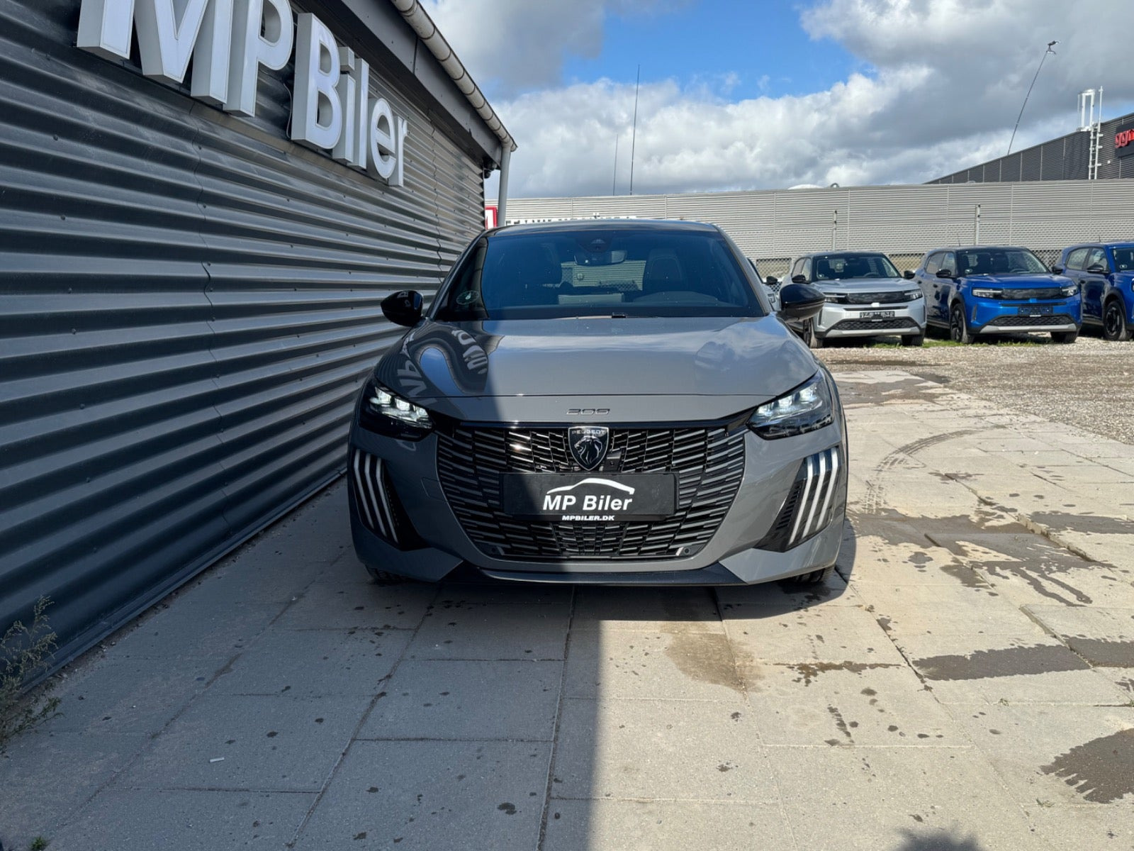 Grå Peugeot e-208 fra 2024