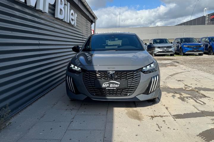 Grå Peugeot e-208 fra 2024