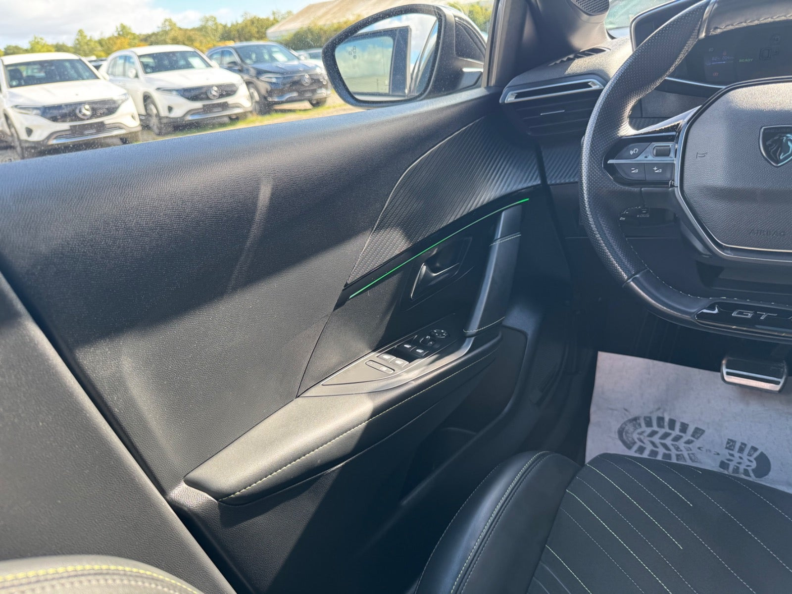 Grå Peugeot e-208 fra 2024