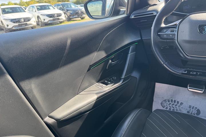 Grå Peugeot e-208 fra 2024