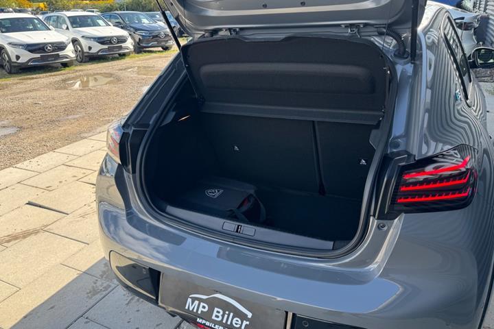 Grå Peugeot e-208 fra 2024